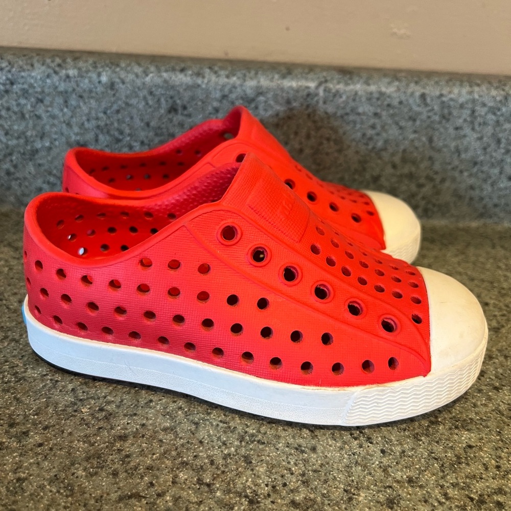 Native Jefferson Shoes Size 7